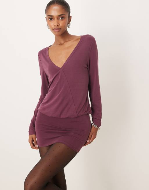 Vestido corto color ciruela ceñido con cuello de pico de cupro Mihiro de Motel