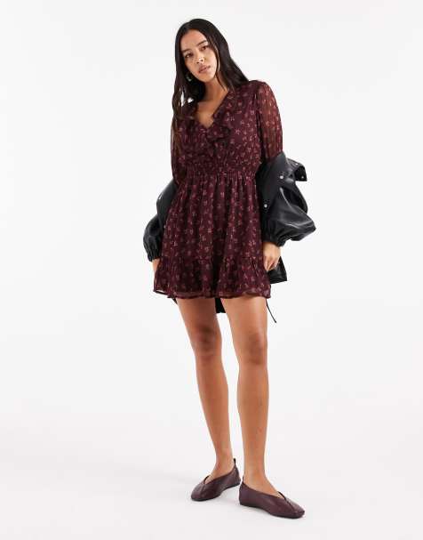 Vestido corto color ciruela vaporoso con estampado floral y volantes de Wednesday's Girl - view 1