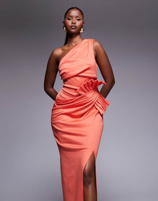 Vestido corto color coral asimétrico con detalle plisado de tejido