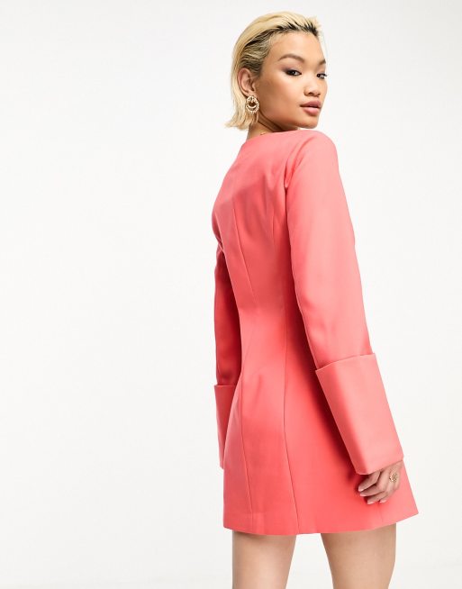 Vestido corto color coral neón estilo americana con escote