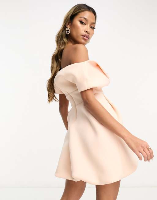 Vestido corto color crema abullonado con escote Bardot de ASOS DESIGN, 4 de 4