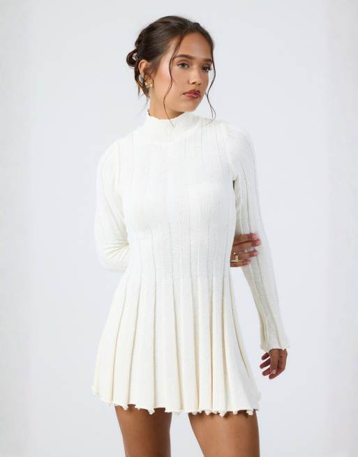 Vestido corto color crema con cuello alto y bajo plisado de canalé ancho de punto de Aria Cove