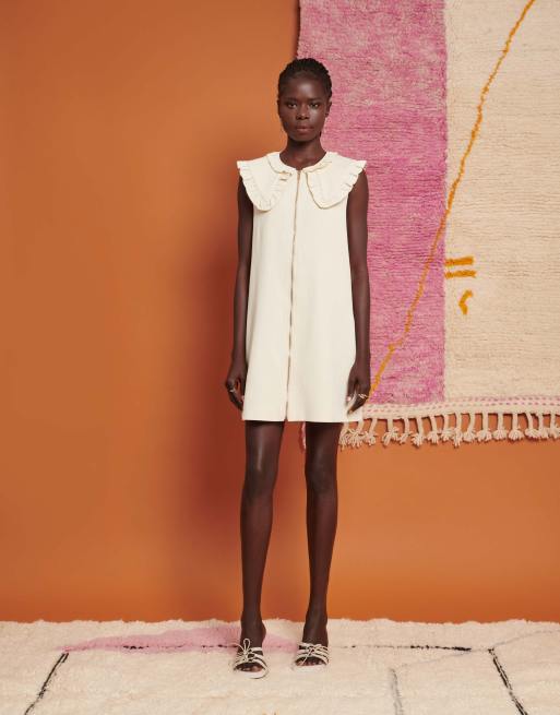 Vestido corto color crema con cuello babero extragrande de Ghospell