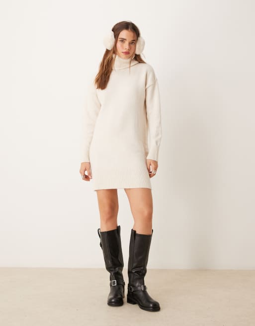 Vestido corto color crema con cuello vuelto de punto de New Look