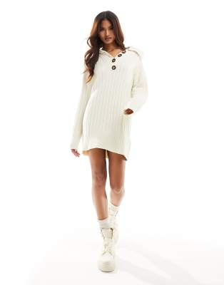Vestido corto color crema con detalle de botones de NA-KD