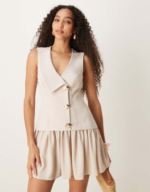 Vestido corto color crema con diseño 2 en 1 estilo chaleco de ASOS DESIGN