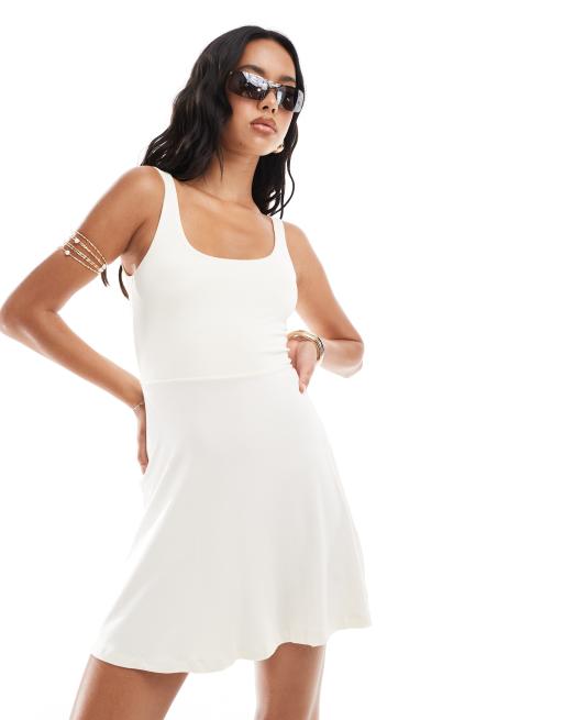 Vestido corto color crema con falda skater y cuello ancho de ASOS DESIGN