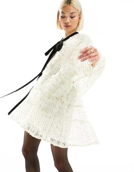 Vestido corto color crema con mangas transparentes y volantes de sister jane 