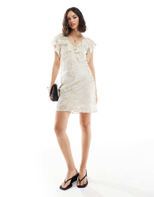 Vestido corto color crema con volantes y acabado metalizado Tilda de Never Fully Dressed