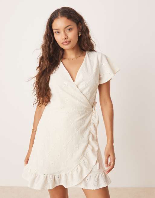 Vestido corto color crema cruzado con bordado inglés de punto de VILA Petite