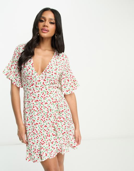 Vestido corto color crema cruzado con estampado de cerezas rojas de AX Paris