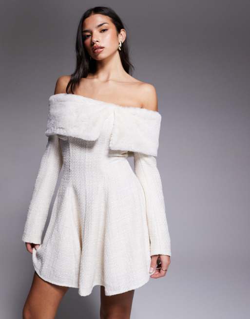 Vestido corto color crema de bouclé con ribete de piel sintética de ASOS LUXE