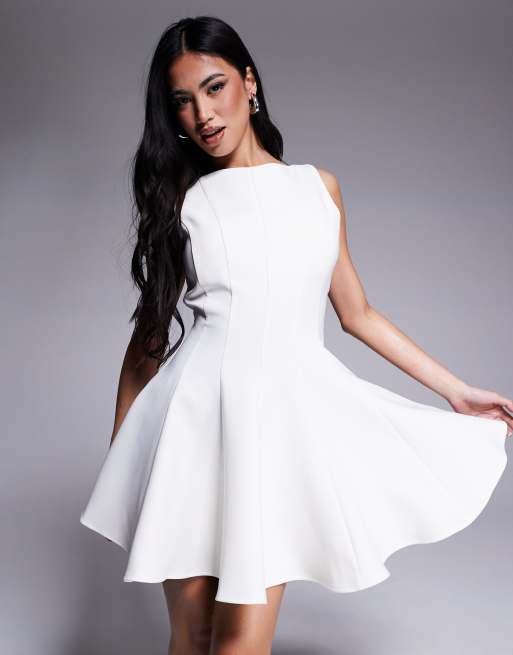 Vestido corto color crema estructurado de corte skater con pliegues y cuello recto de Rare London