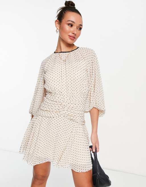 Vestido corto color crema fruncido con estampado de lunares de Little Mistress