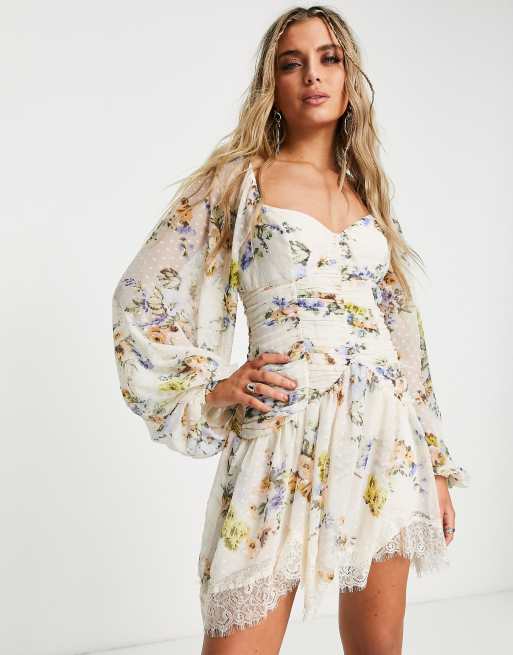 Vestido corto color crema vintage con estampado floral y diseño fruncido de ASOS DESIGN 