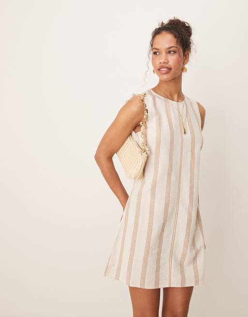 Vestido corto color crema y tostado a rayas sin mangas de tejido efecto lino de VILA