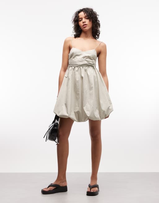 Vestido corto color crudo con diseño abullonado de Armani Exchange