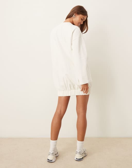 Vestido corto color crudo estilo sudadera con mangas de corte cocoon de ASOS DESIGN, 4 de 4