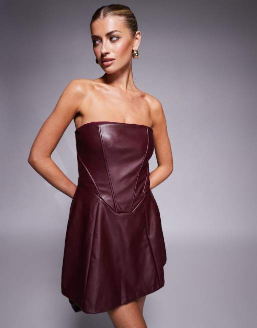 Vestido corto color guinda estructurado de poliuretano de Jaded Rose