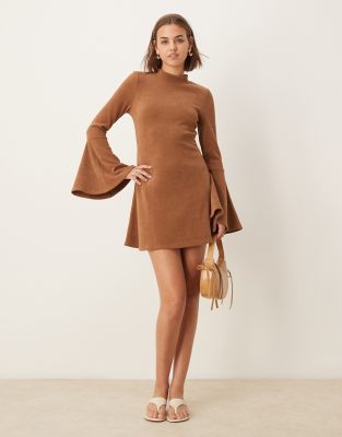 Vestido corto color jengibre con mangas acampanadas de pana de ASOS DESIGN
