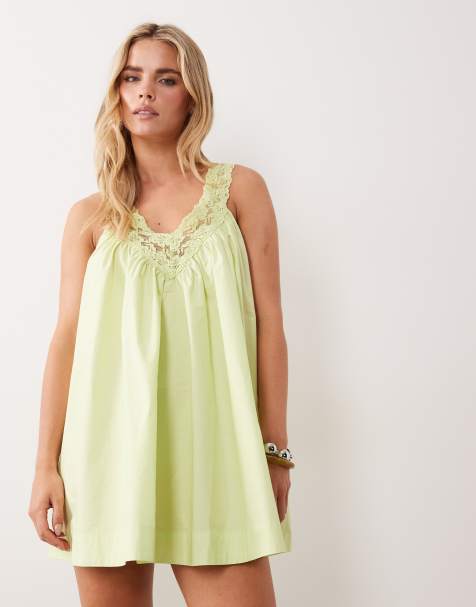 Vestido corto color lima lavado cálido de corte amplio con cuello de pico y capa superior de encaje de popelina de ASOS DESIGN Petite - view 1