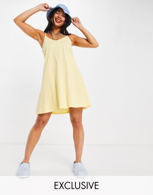 Vestido corto color limón con vuelo y cuello de pico de COLLUSION