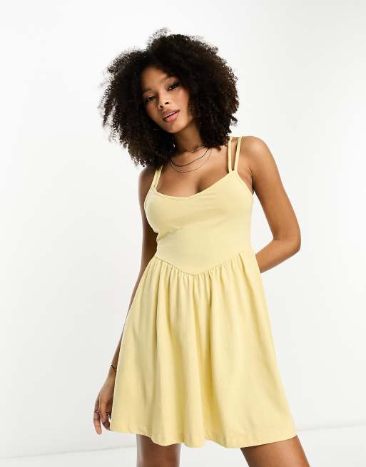 Vestido corto color limón de tirantes con cintura de pico de ASOS DESIGN
