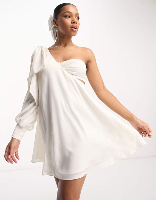 Vestido corto color marfil con diseño asimétrico caído y detalle de lazo de Forever New