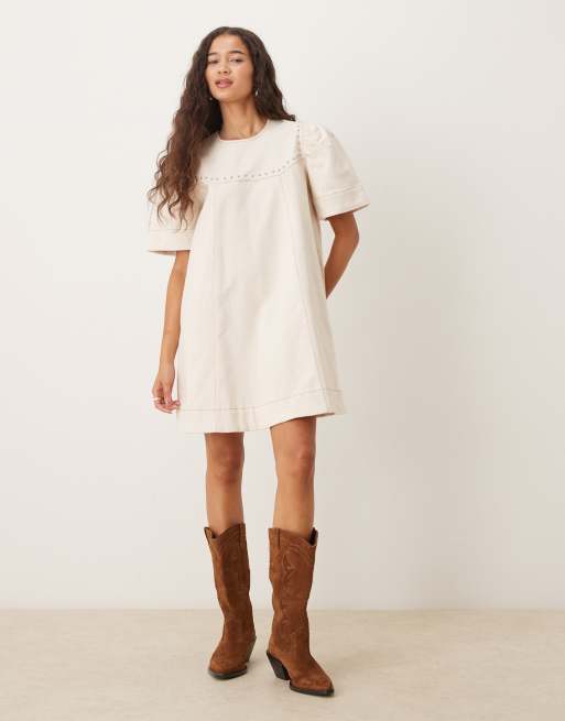 Vestido corto color marfil con tachuelas Quincey de Ghospell