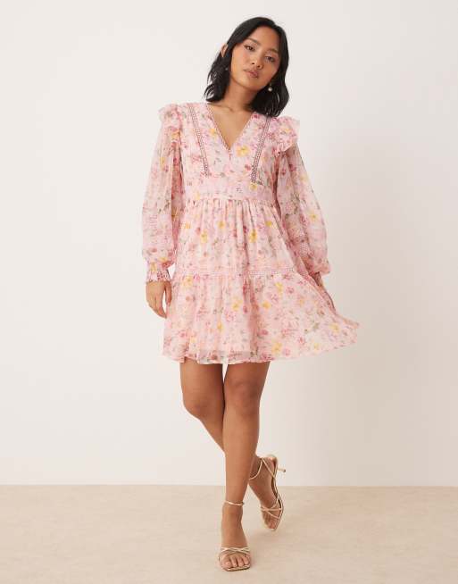 Vestido corto color melocotón con estampado floral y detalle de volante de encaje enrejado de VILA Petite