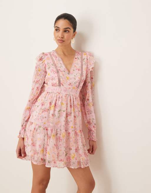 Vestido corto color melocotón con estampado floral y detalle de volantes de encaje enrejado de Vila