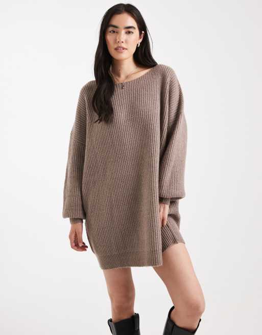 Vestido corto color moca extragrande con cuello recto de punto de Miss Selfridge, 2 de 4