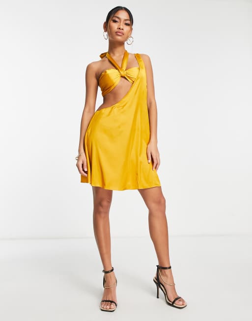 Vestido corto color mostaza con ca da y abertura de sat n de Ei8th Hour