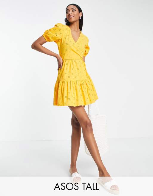 Vestido corto color mostaza cruzado con bordado inglés de ASOS DESIGN Tall