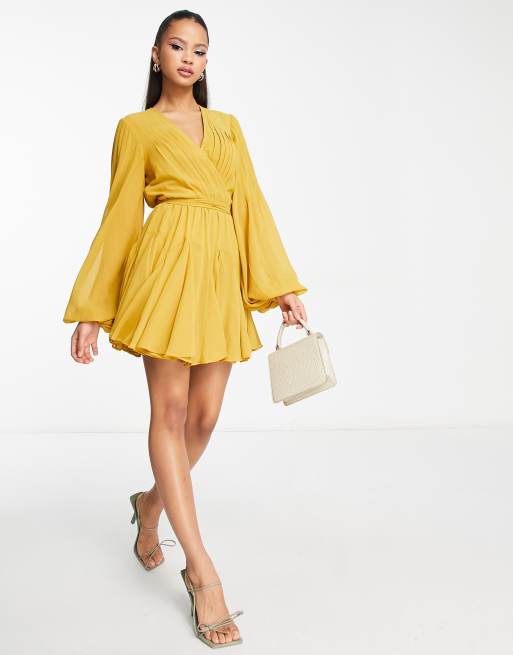 Vestido corto color mostaza cruzado con mangas globo y lazada en la cintura de ASOS DESIGN