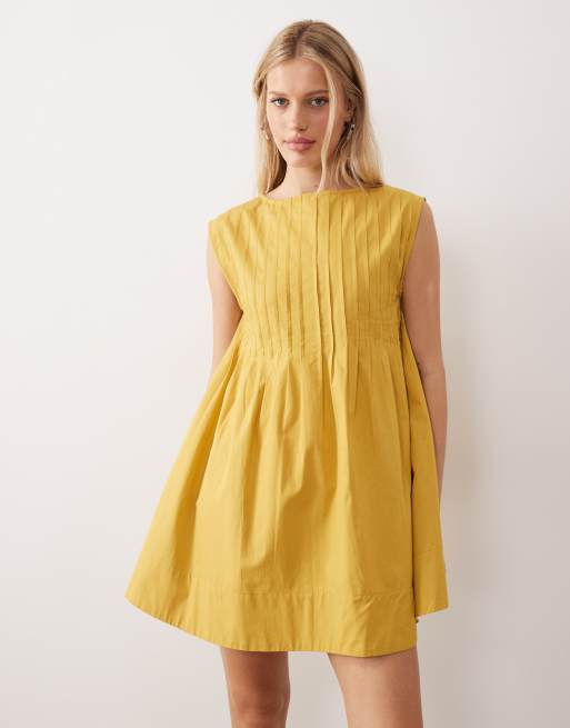 Vestido corto color ocre con cuello barco y jaretas de ASOS DESIGN, 2 de 4