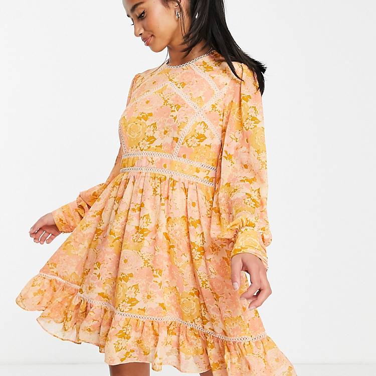 Vestido corto color ocre con estampado floral de estilo años 70 e inserto  de encaje de Forever New Petite | ASOS