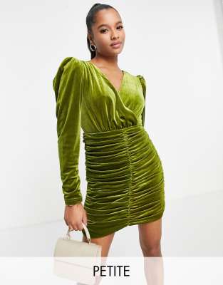 Vestido corto color oliva con espalda la aire y diseño fruncido de terciopelo de Collective The Label Petite