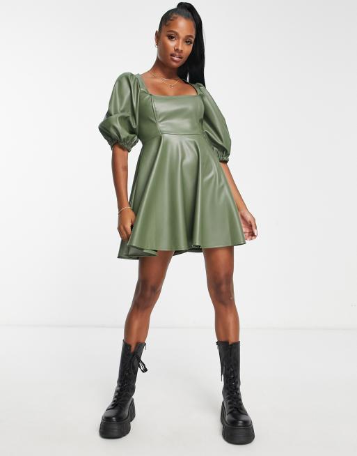 Vestido corto color oliva de corte skater estilo babydoll de