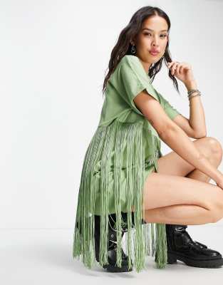 Vestido corto color oliva estilo camiseta con flecos de ASOS DESIGN