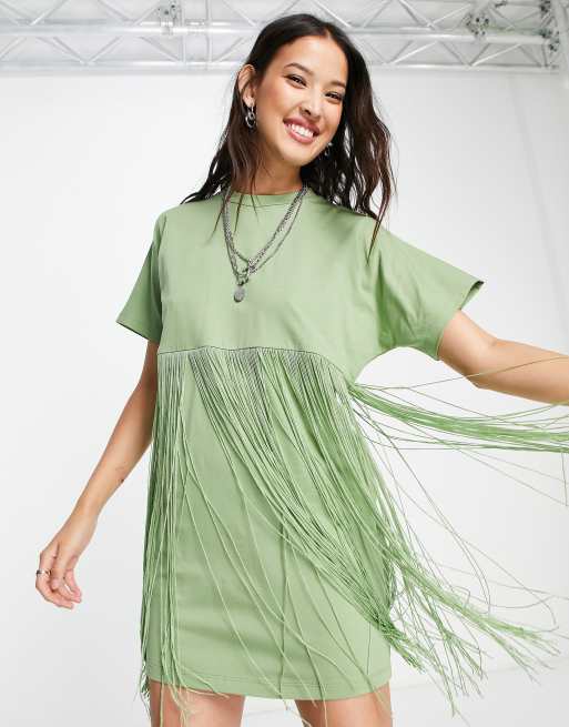 Vestido corto color oliva estilo camiseta con flecos de ASOS DESIGN, 4 de 4