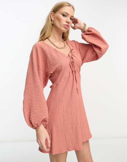 Vestido corto color óxido con cuello fruncido y mangas voluminosas de ASOS DESIGN