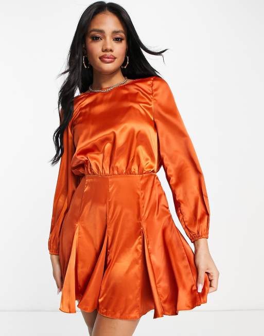 Vestido corto color óxido de manga larga de satén de AX Paris