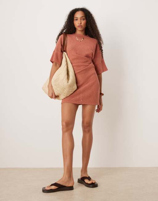 Vestido corto color óxido estilo camiseta con cintura recogida de croché de ASOS DESIGN