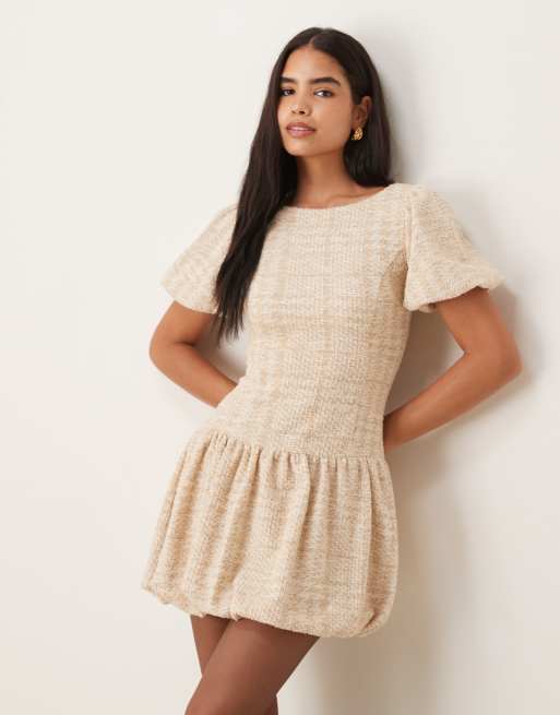 Vestido corto color piedra abullonado de bouclé de ASOS DESIGN