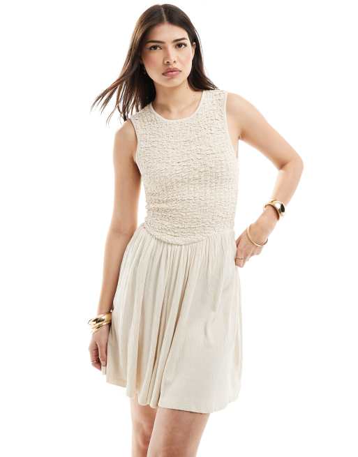 Vestido corto color piedra con espalda al aire y cuello de nadadora de tejido efecto rugoso de ASOS DESIGN