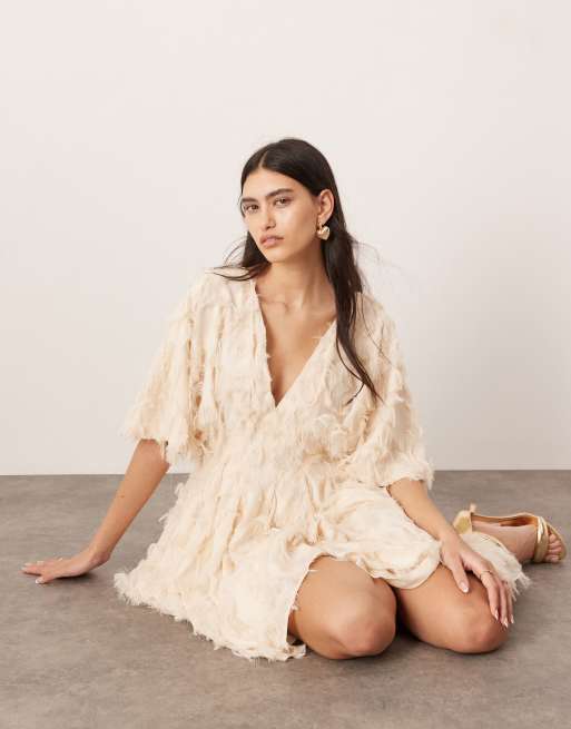 Vestido corto color piedra texturizado con cintura ceñida de ASOS EDITION