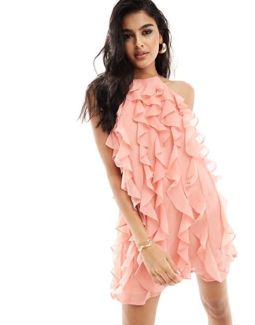 Vestido corto color rubor con cuello halter y volantes de Pretty Lavish