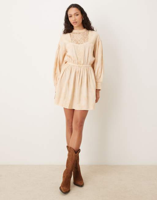 Vestido corto color té con cuello alto y paneles y ribetes de encaje de ASOS DESIGN