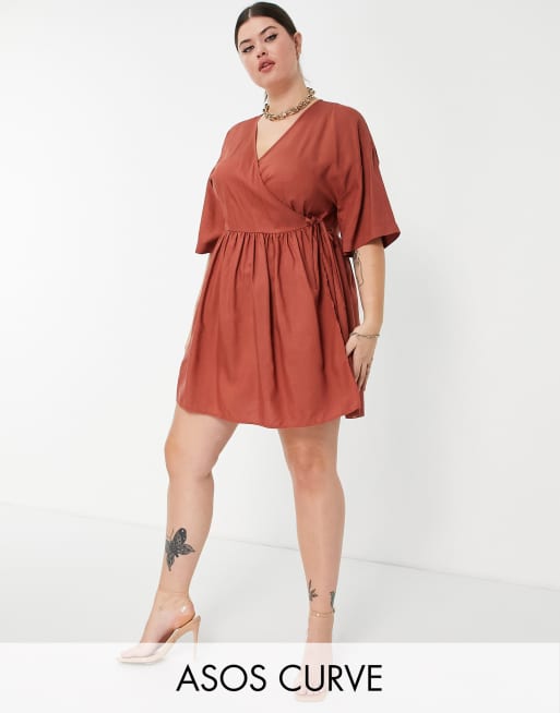 Vestido corto color teja amplio con mangas kimono cruzado en la parte delantera Edit de ASOS DESIGN Curve